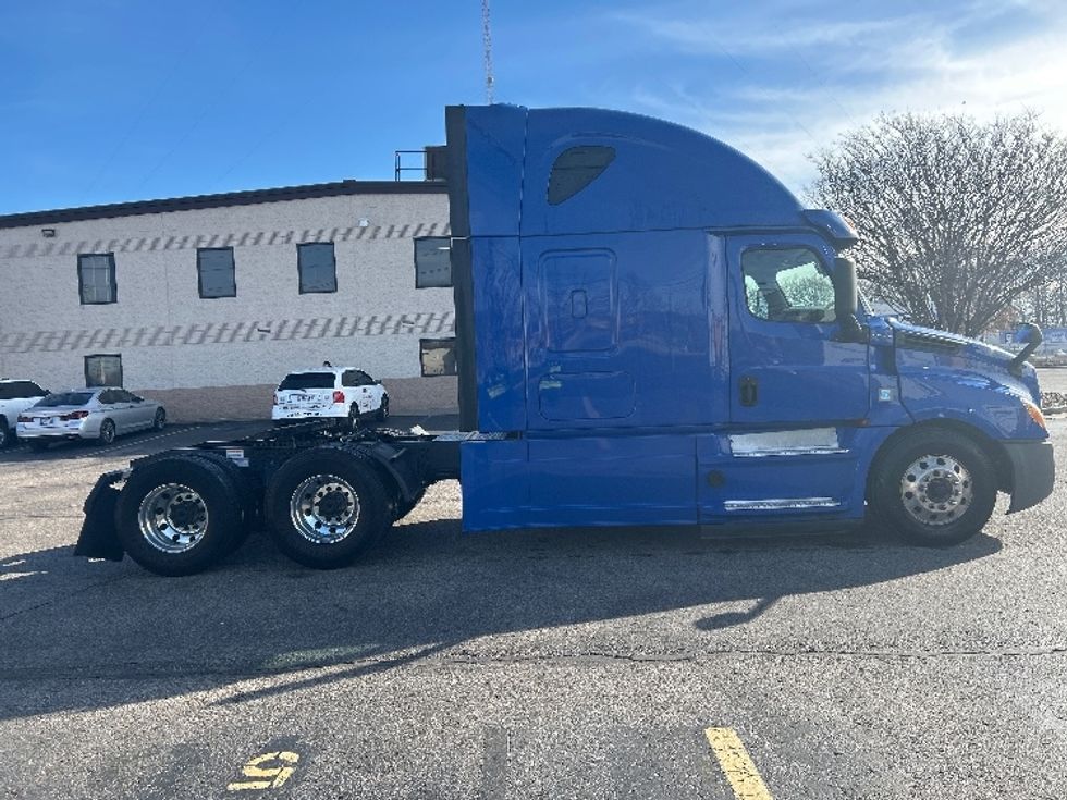 Sleeper Tractor-Heavy Duty Tractors-Freightliner-2020-T12664ST-Memphis-TN-798,929\n\t\tmiles-$ 36,000 - Image 8