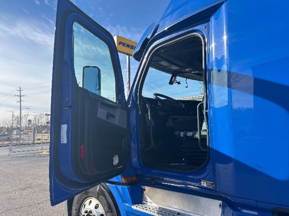 Sleeper Tractor-Heavy Duty Tractors-Freightliner-2020-T12664ST-Memphis-TN-798,929\n\t\tmiles-$ 36,000 - Image 9