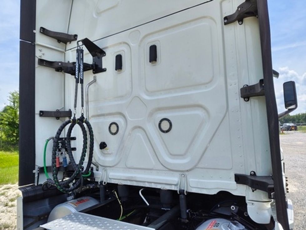 Sleeper Tractor-Heavy Duty Tractors-Freightliner-2020-T12664ST-Meridian-MS-522,209\n\t\tmiles-$ 55,250 - Image 10