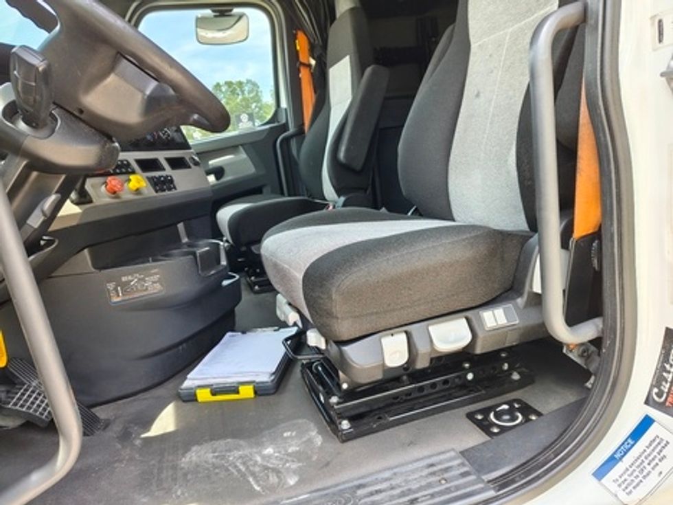 Sleeper Tractor-Heavy Duty Tractors-Freightliner-2020-T12664ST-Meridian-MS-522,209\n\t\tmiles-$ 55,250 - Image 11