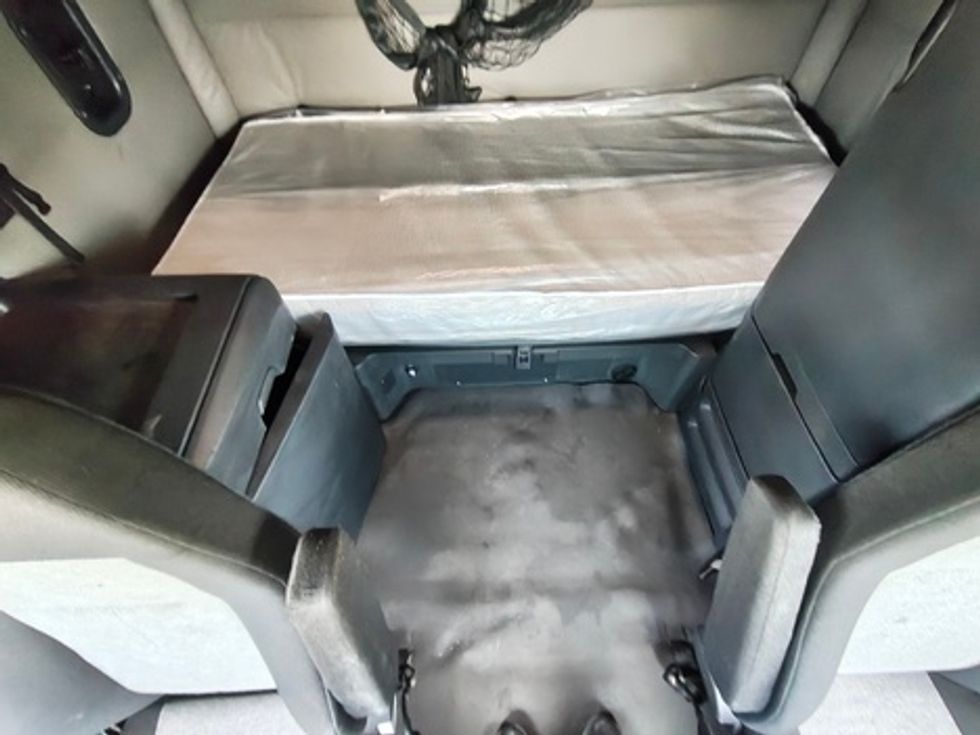 Sleeper Tractor-Heavy Duty Tractors-Freightliner-2020-T12664ST-Meridian-MS-522,209\n\t\tmiles-$ 55,250 - Image 15