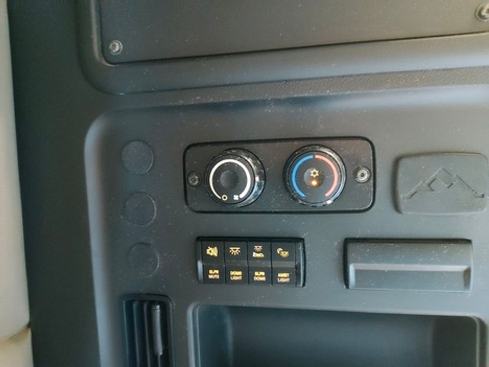 Sleeper Tractor-Heavy Duty Tractors-Freightliner-2020-T12664ST-Meridian-MS-522,209\n\t\tmiles-$ 55,250 - Image 17