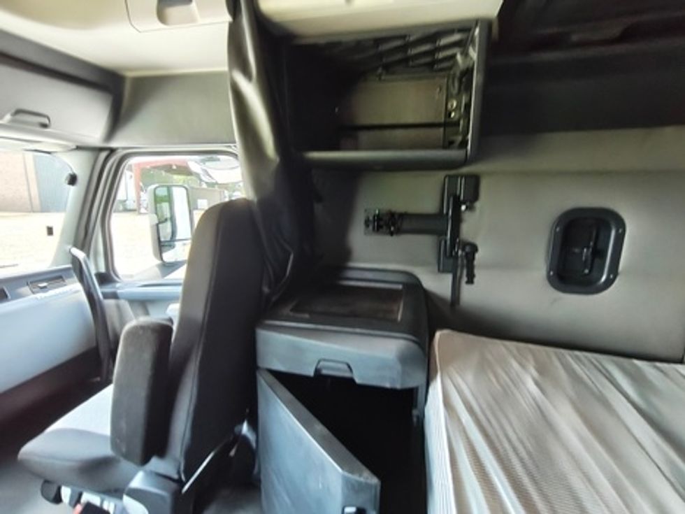 Sleeper Tractor-Heavy Duty Tractors-Freightliner-2020-T12664ST-Meridian-MS-522,209\n\t\tmiles-$ 55,250 - Image 18