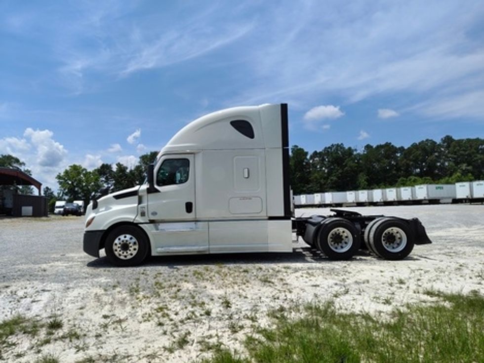 Sleeper Tractor-Heavy Duty Tractors-Freightliner-2020-T12664ST-Meridian-MS-522,209\n\t\tmiles-$ 55,250 - Image 2