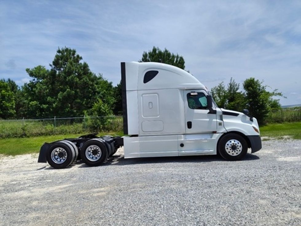 Sleeper Tractor-Heavy Duty Tractors-Freightliner-2020-T12664ST-Meridian-MS-522,209\n\t\tmiles-$ 55,250 - Image 6