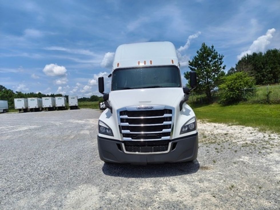 Sleeper Tractor-Heavy Duty Tractors-Freightliner-2020-T12664ST-Meridian-MS-522,209\n\t\tmiles-$ 55,250 - Image 8