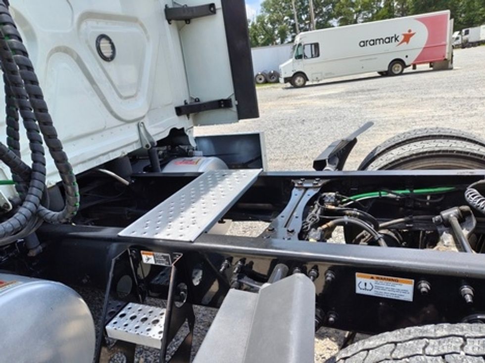 Sleeper Tractor-Heavy Duty Tractors-Freightliner-2020-T12664ST-Meridian-MS-522,209\n\t\tmiles-$ 55,250 - Image 9