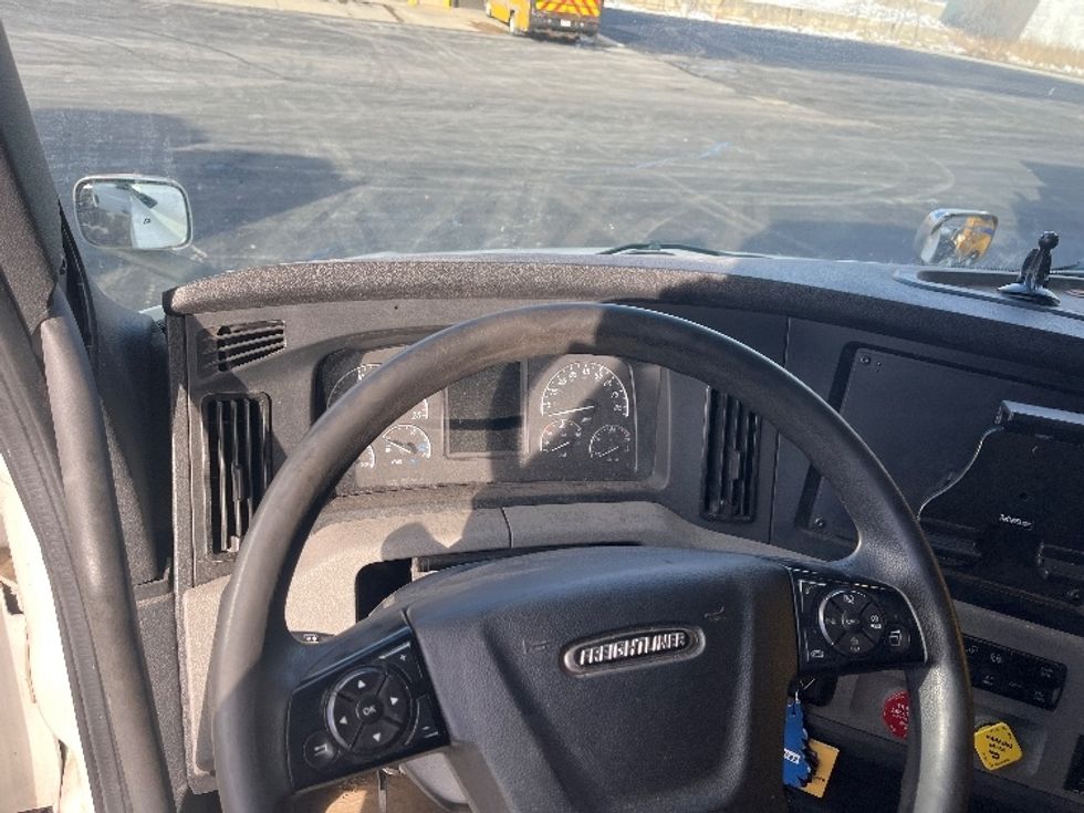 Sleeper Tractor-Heavy Duty Tractors-Freightliner-2020-T12664ST-Middlefield-OH-295,847\n\t\tmiles-$ 71,500 - Image 10