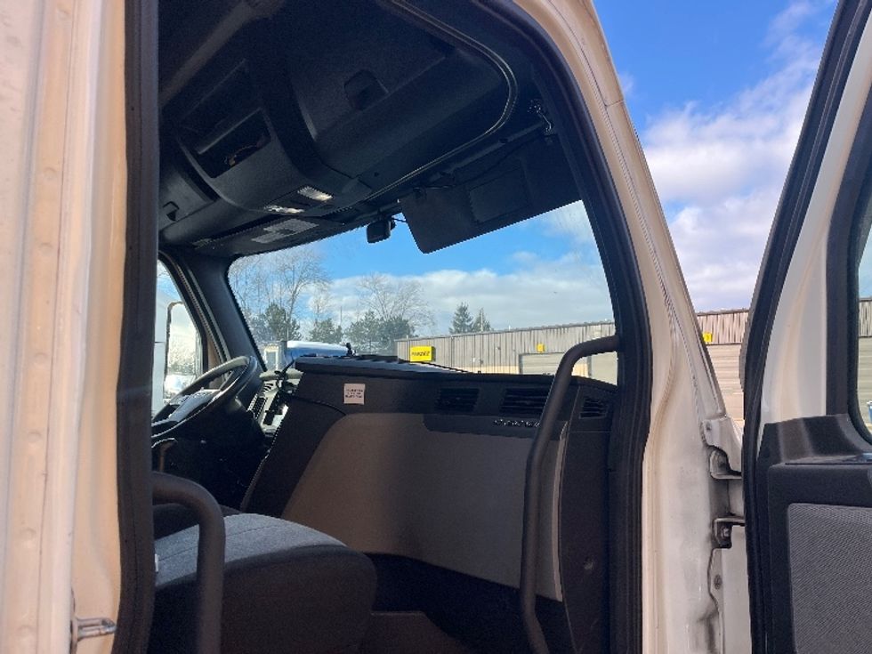 Sleeper Tractor-Heavy Duty Tractors-Freightliner-2020-T12664ST-Middlefield-OH-295,847\n\t\tmiles-$ 71,500 - Image 11