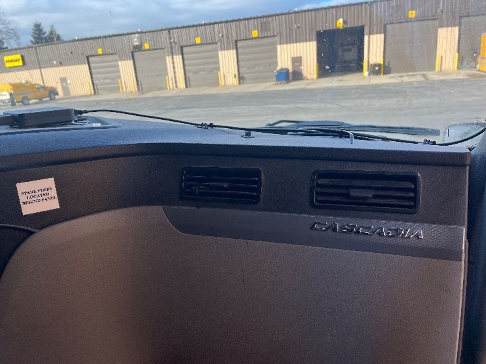 Sleeper Tractor-Heavy Duty Tractors-Freightliner-2020-T12664ST-Middlefield-OH-295,847\n\t\tmiles-$ 71,500 - Image 12