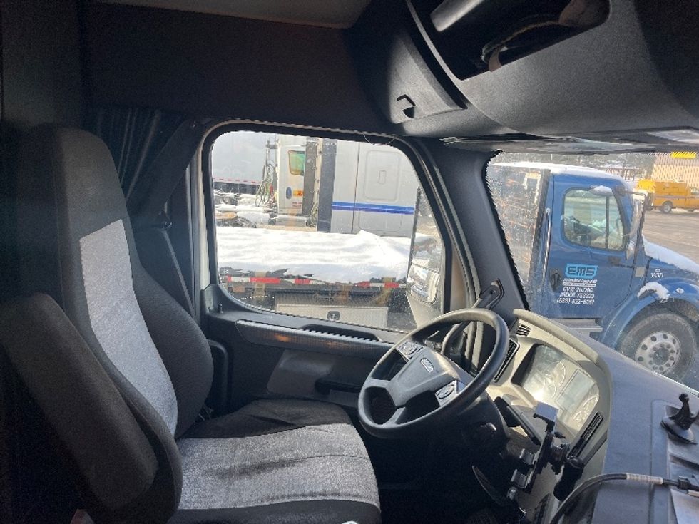 Sleeper Tractor-Heavy Duty Tractors-Freightliner-2020-T12664ST-Middlefield-OH-295,847\n\t\tmiles-$ 71,500 - Image 13