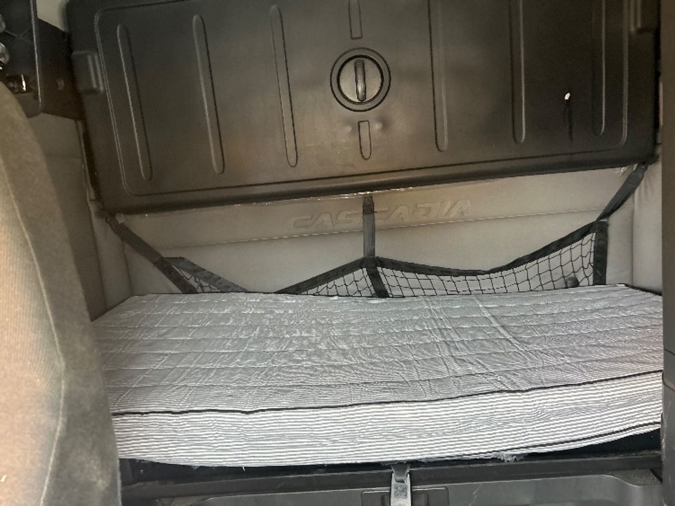 Sleeper Tractor-Heavy Duty Tractors-Freightliner-2020-T12664ST-Middlefield-OH-295,847\n\t\tmiles-$ 71,500 - Image 14