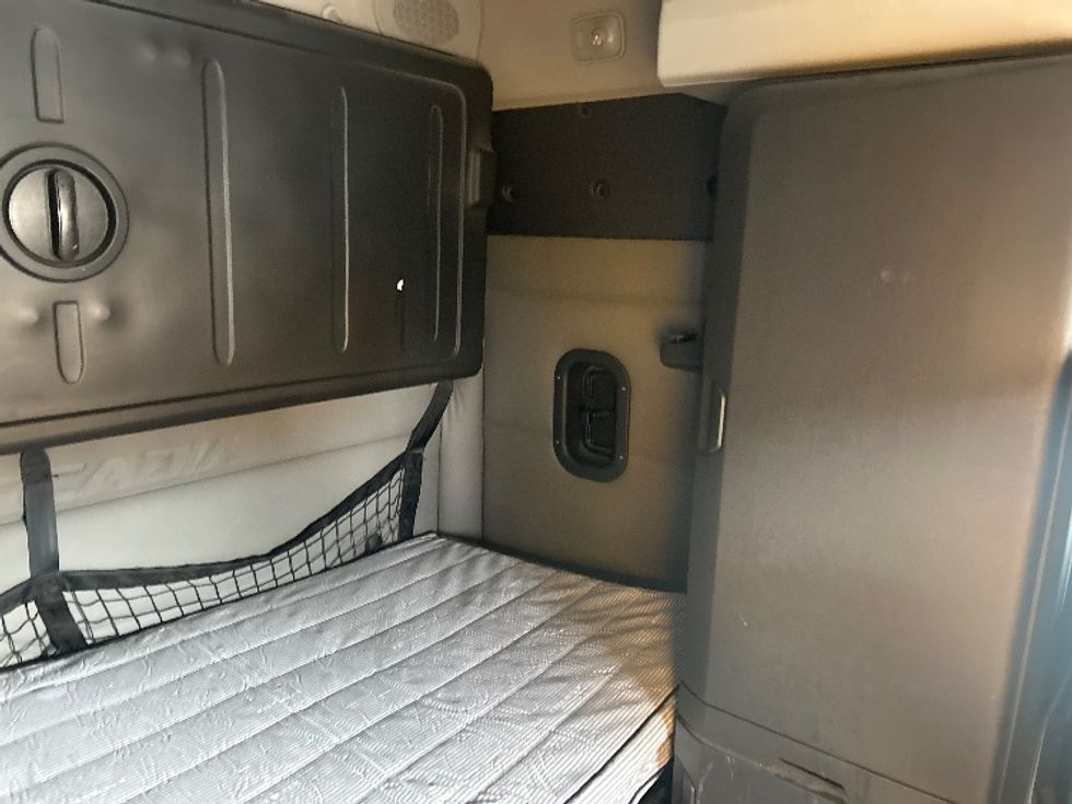 Sleeper Tractor-Heavy Duty Tractors-Freightliner-2020-T12664ST-Middlefield-OH-295,847\n\t\tmiles-$ 71,500 - Image 15