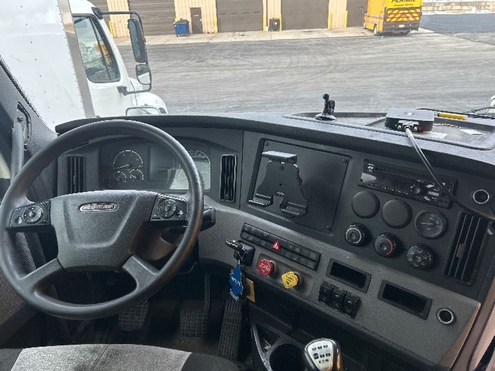 Sleeper Tractor-Heavy Duty Tractors-Freightliner-2020-T12664ST-Middlefield-OH-295,847\n\t\tmiles-$ 71,500 - Image 16