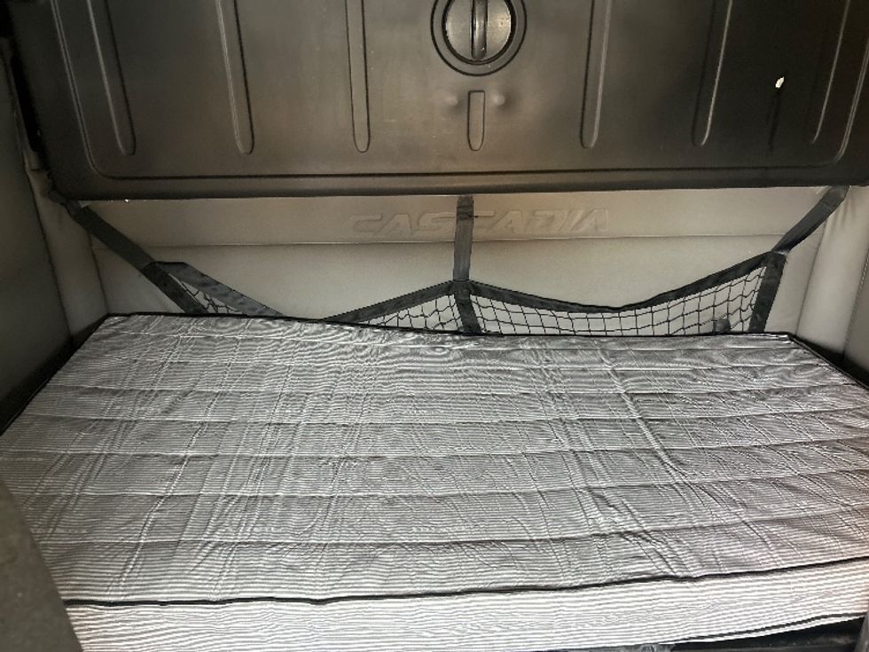 Sleeper Tractor-Heavy Duty Tractors-Freightliner-2020-T12664ST-Middlefield-OH-295,847\n\t\tmiles-$ 71,500 - Image 18