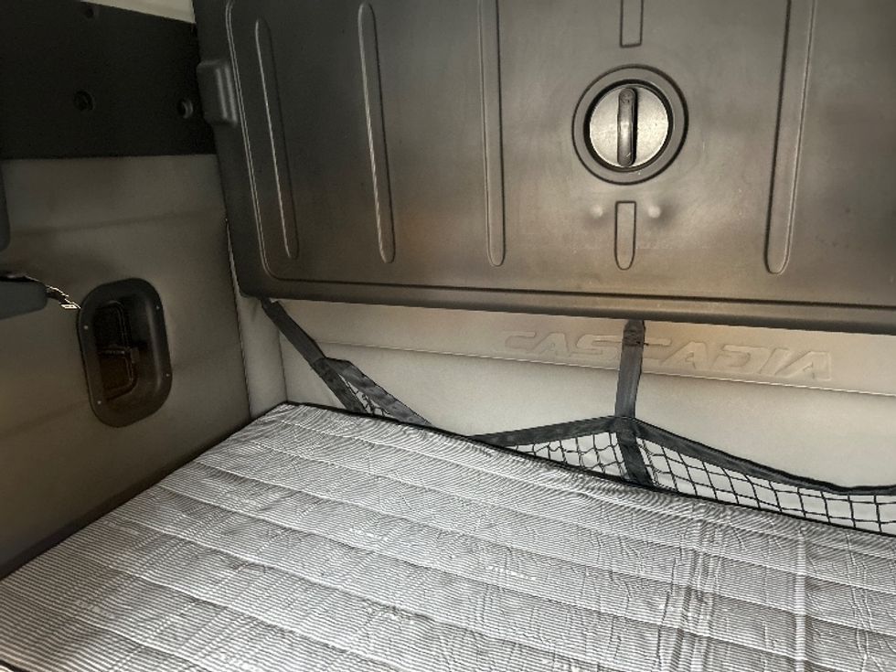 Sleeper Tractor-Heavy Duty Tractors-Freightliner-2020-T12664ST-Middlefield-OH-295,847\n\t\tmiles-$ 71,500 - Image 19