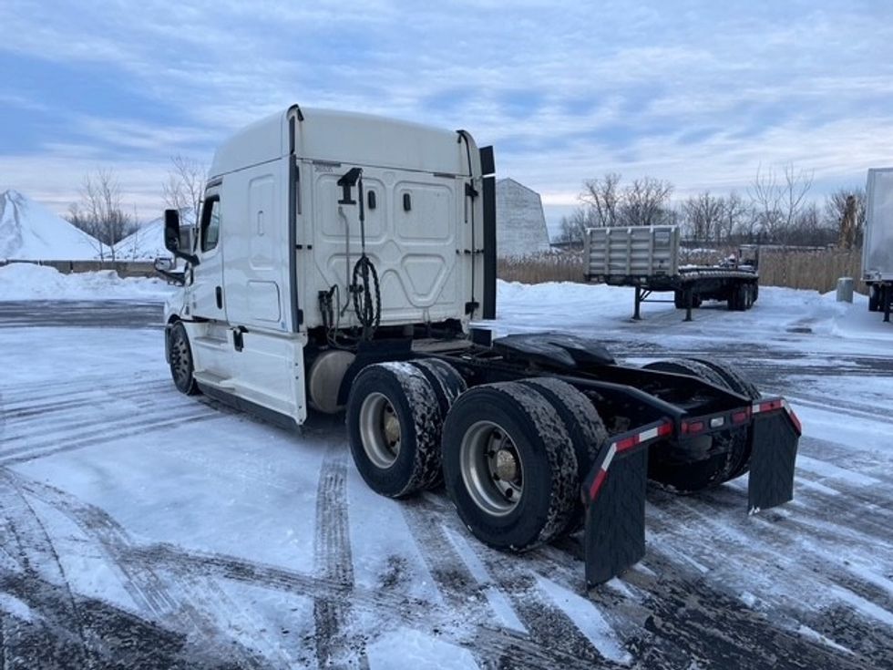 Sleeper Tractor-Heavy Duty Tractors-Freightliner-2020-T12664ST-Middlefield-OH-295,847\n\t\tmiles-$ 71,500 - Image 5