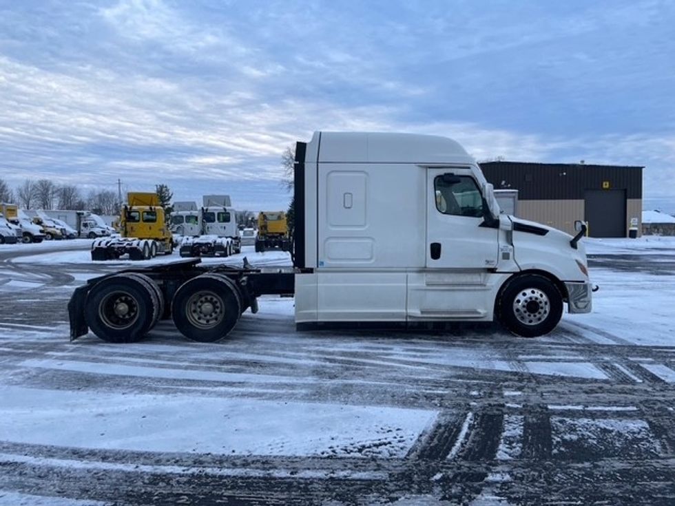 Sleeper Tractor-Heavy Duty Tractors-Freightliner-2020-T12664ST-Middlefield-OH-295,847\n\t\tmiles-$ 71,500 - Image 8