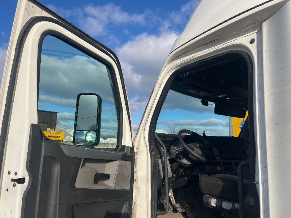 Sleeper Tractor-Heavy Duty Tractors-Freightliner-2020-T12664ST-Middlefield-OH-295,847\n\t\tmiles-$ 71,500 - Image 9