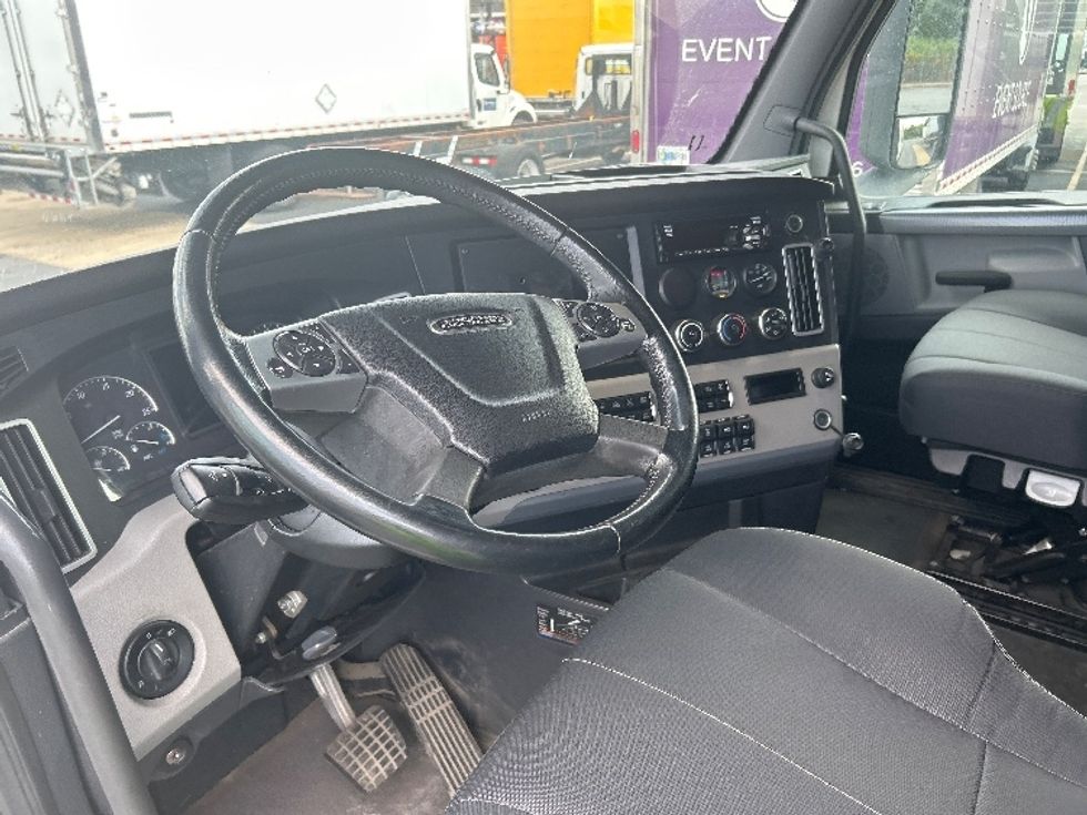 Sleeper Tractor-Heavy Duty Tractors-Freightliner-2020-T12664ST-Middlefield-OH-321,456\n\t\tmiles-$ 72,750 - Image 10