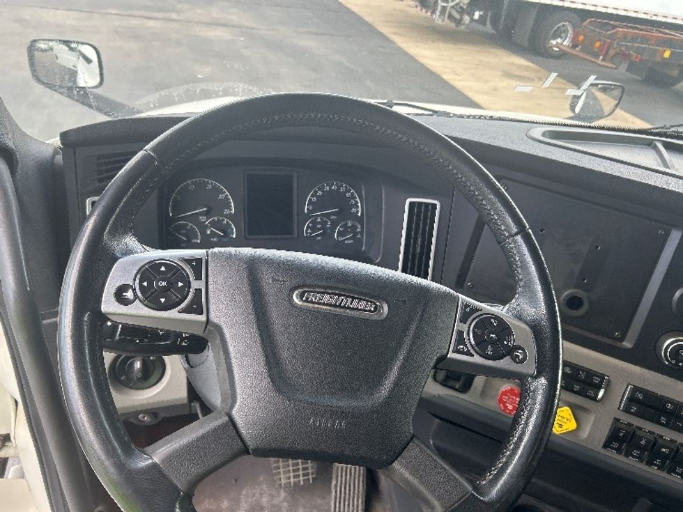 Sleeper Tractor-Heavy Duty Tractors-Freightliner-2020-T12664ST-Middlefield-OH-321,456\n\t\tmiles-$ 72,750 - Image 11