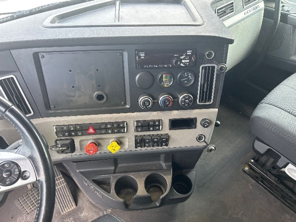 Sleeper Tractor-Heavy Duty Tractors-Freightliner-2020-T12664ST-Middlefield-OH-321,456\n\t\tmiles-$ 72,750 - Image 12