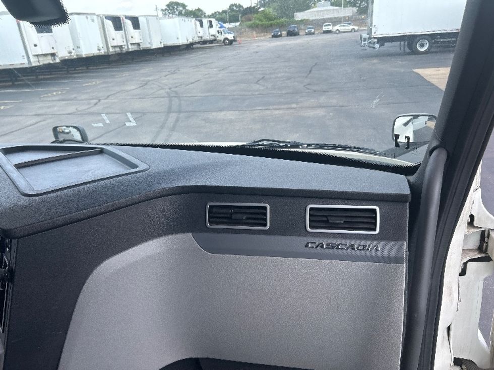 Sleeper Tractor-Heavy Duty Tractors-Freightliner-2020-T12664ST-Middlefield-OH-321,456\n\t\tmiles-$ 72,750 - Image 14