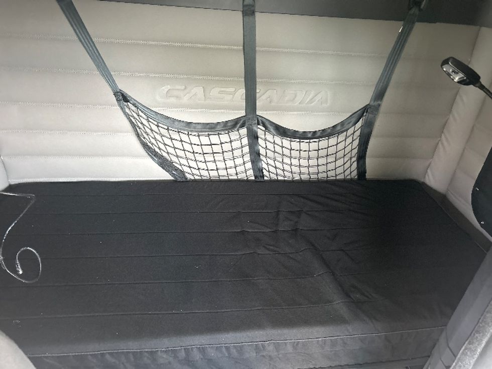 Sleeper Tractor-Heavy Duty Tractors-Freightliner-2020-T12664ST-Middlefield-OH-321,456\n\t\tmiles-$ 72,750 - Image 16