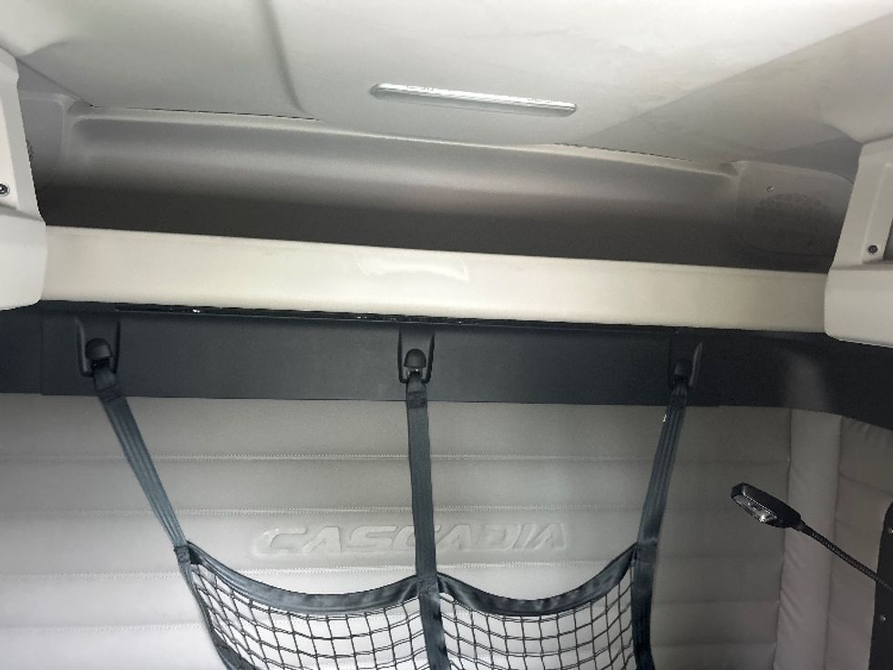 Sleeper Tractor-Heavy Duty Tractors-Freightliner-2020-T12664ST-Middlefield-OH-321,456\n\t\tmiles-$ 72,750 - Image 17