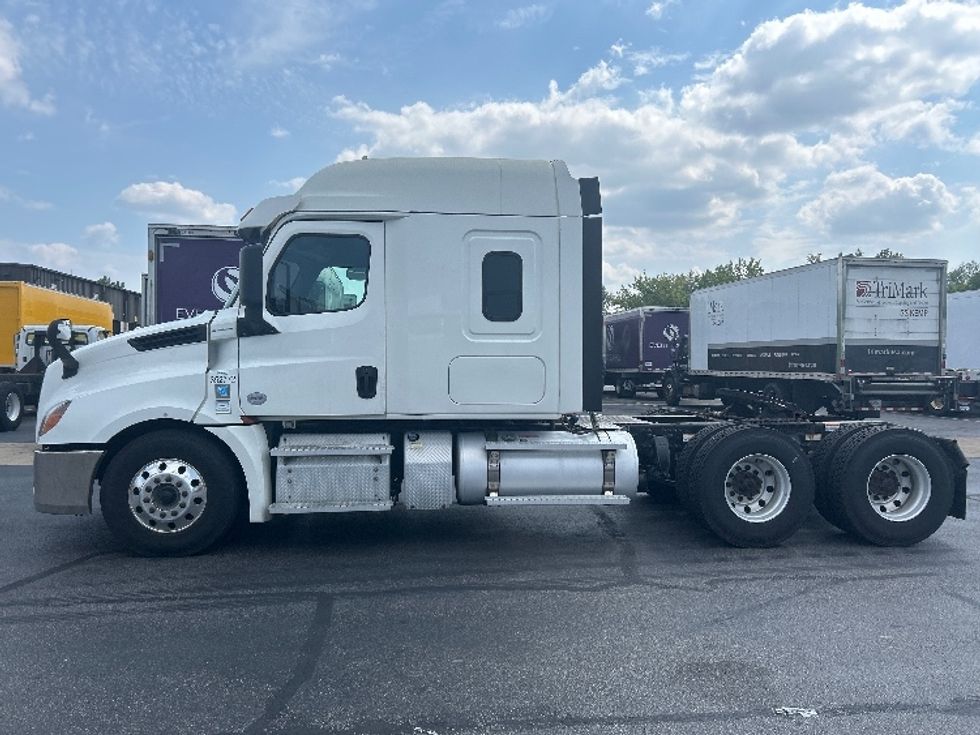 Sleeper Tractor-Heavy Duty Tractors-Freightliner-2020-T12664ST-Middlefield-OH-321,456\n\t\tmiles-$ 72,750 - Image 4