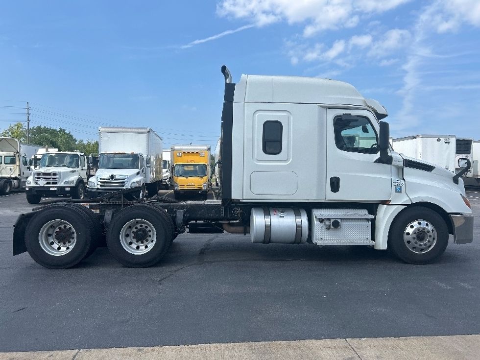 Sleeper Tractor-Heavy Duty Tractors-Freightliner-2020-T12664ST-Middlefield-OH-321,456\n\t\tmiles-$ 72,750 - Image 8
