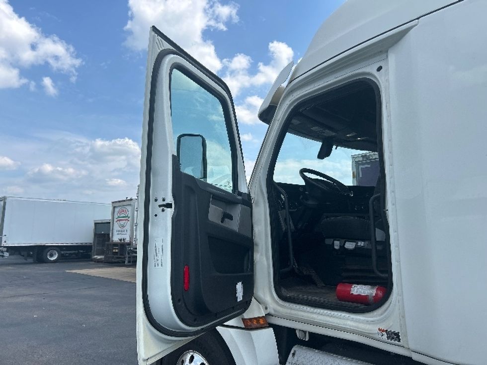 Sleeper Tractor-Heavy Duty Tractors-Freightliner-2020-T12664ST-Middlefield-OH-321,456\n\t\tmiles-$ 72,750 - Image 9