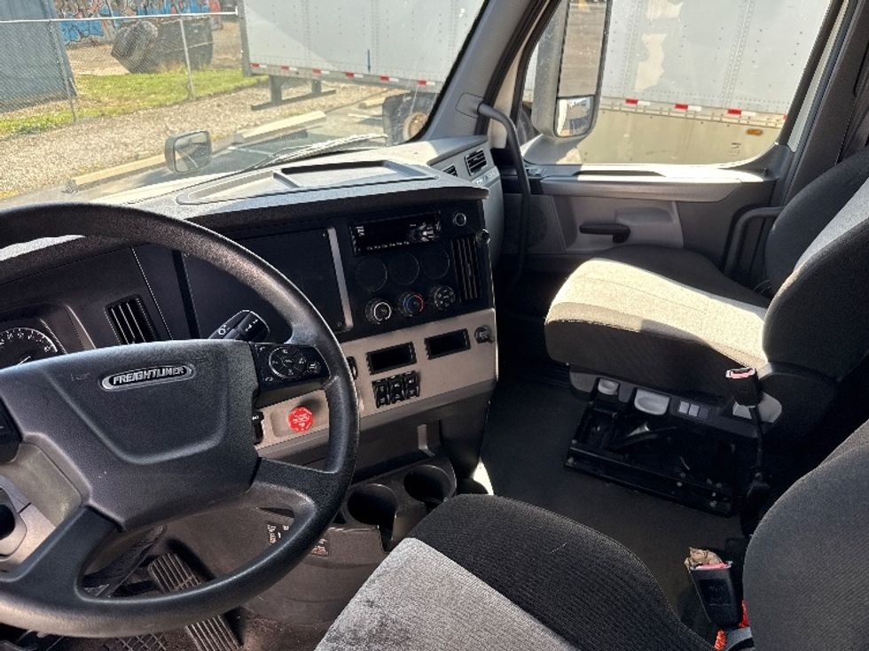 Sleeper Tractor-Heavy Duty Tractors-Freightliner-2020-T12664ST-Middlefield-OH-395,198\n\t\tmiles-$ 65,500 - Image 10