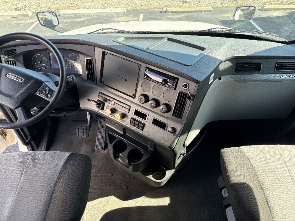 Sleeper Tractor-Heavy Duty Tractors-Freightliner-2020-T12664ST-Middlefield-OH-395,198\n\t\tmiles-$ 65,500 - Image 12