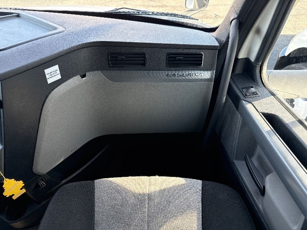 Sleeper Tractor-Heavy Duty Tractors-Freightliner-2020-T12664ST-Middlefield-OH-395,198\n\t\tmiles-$ 65,500 - Image 14