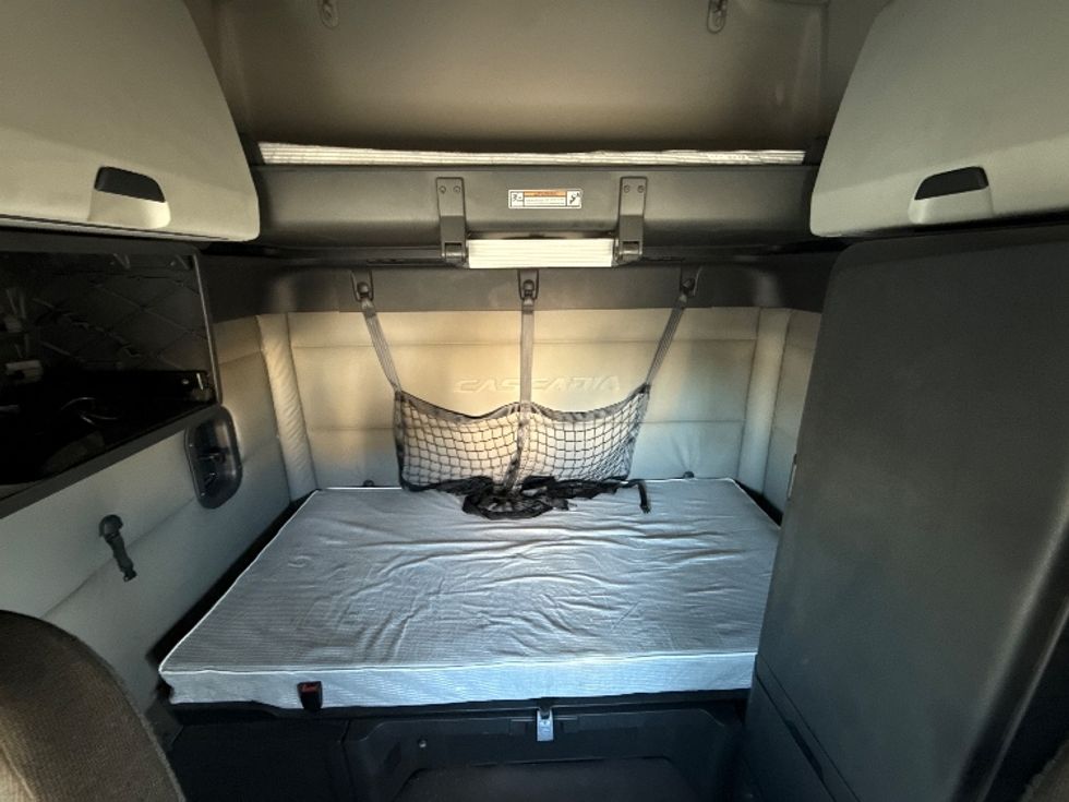 Sleeper Tractor-Heavy Duty Tractors-Freightliner-2020-T12664ST-Middlefield-OH-395,198\n\t\tmiles-$ 65,500 - Image 16