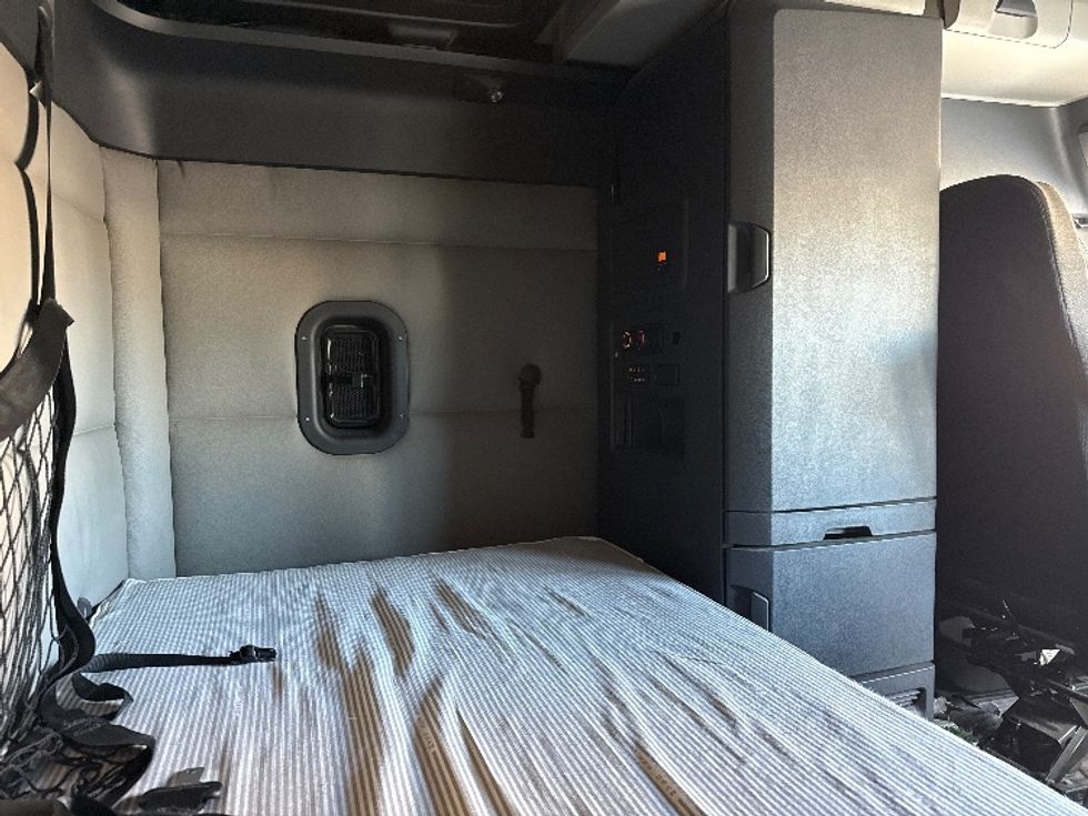 Sleeper Tractor-Heavy Duty Tractors-Freightliner-2020-T12664ST-Middlefield-OH-395,198\n\t\tmiles-$ 65,500 - Image 18