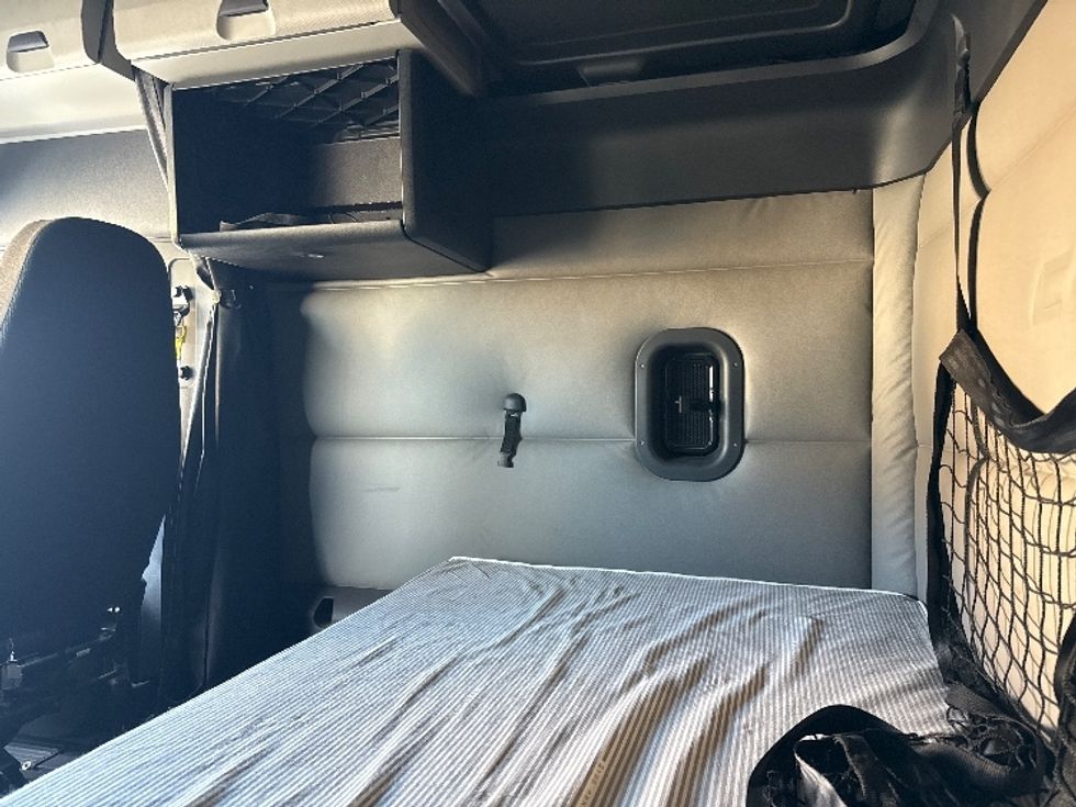 Sleeper Tractor-Heavy Duty Tractors-Freightliner-2020-T12664ST-Middlefield-OH-395,198\n\t\tmiles-$ 65,500 - Image 19