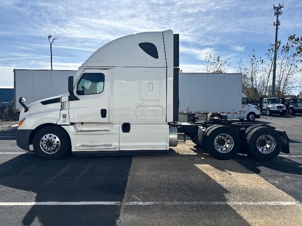 Sleeper Tractor-Heavy Duty Tractors-Freightliner-2020-T12664ST-Middlefield-OH-395,198\n\t\tmiles-$ 65,500 - Image 4