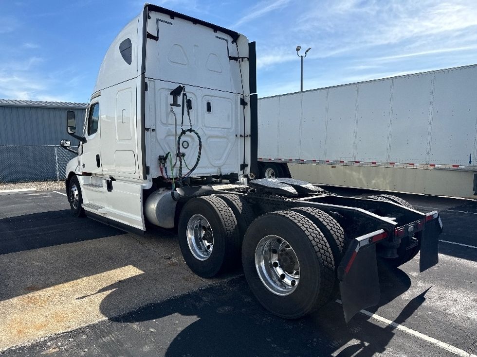 Sleeper Tractor-Heavy Duty Tractors-Freightliner-2020-T12664ST-Middlefield-OH-395,198\n\t\tmiles-$ 65,500 - Image 5
