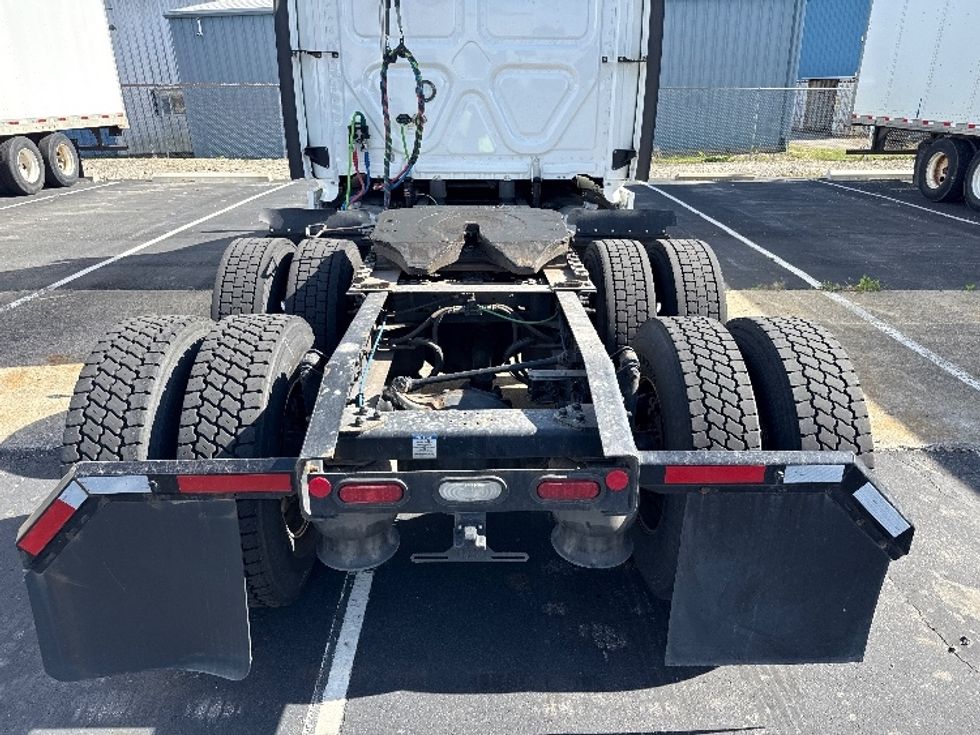 Sleeper Tractor-Heavy Duty Tractors-Freightliner-2020-T12664ST-Middlefield-OH-395,198\n\t\tmiles-$ 65,500 - Image 6