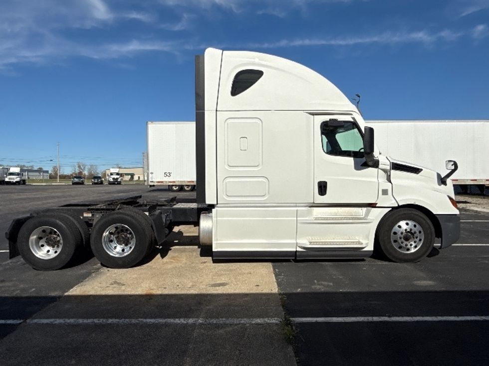 Sleeper Tractor-Heavy Duty Tractors-Freightliner-2020-T12664ST-Middlefield-OH-395,198\n\t\tmiles-$ 65,500 - Image 8