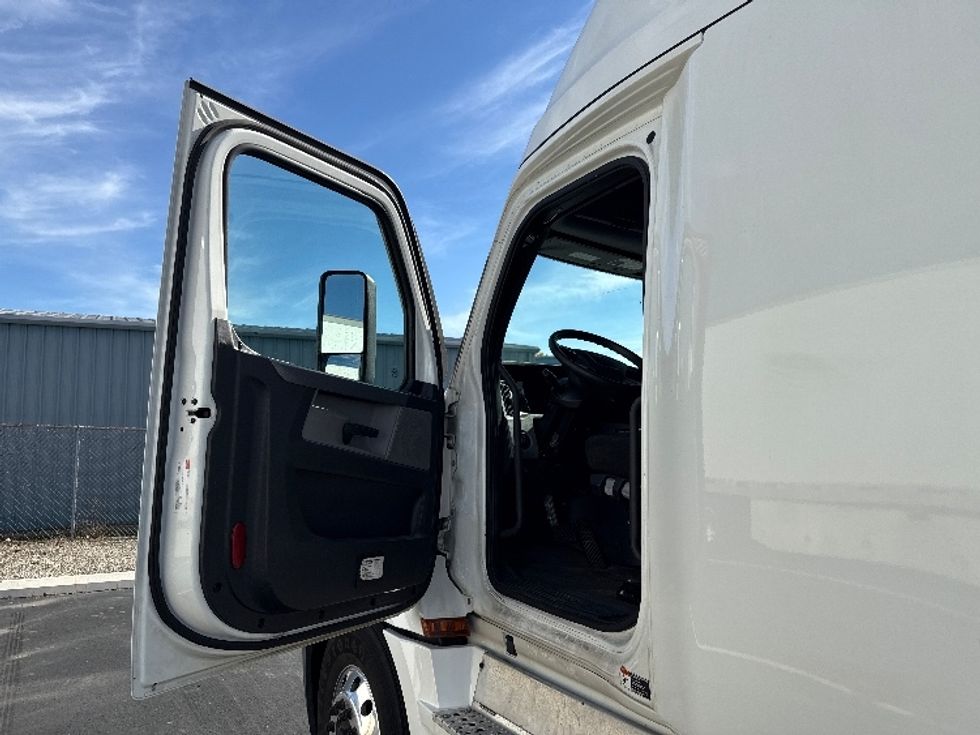 Sleeper Tractor-Heavy Duty Tractors-Freightliner-2020-T12664ST-Middlefield-OH-395,198\n\t\tmiles-$ 65,500 - Image 9