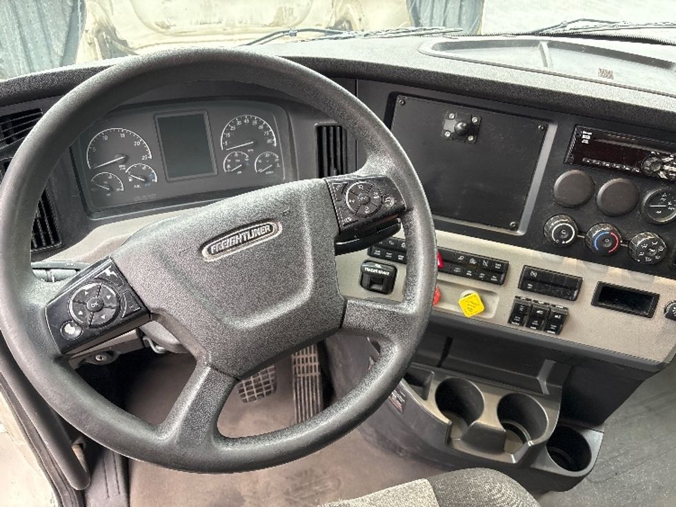 Sleeper Tractor-Heavy Duty Tractors-Freightliner-2020-T12664ST-Middlefield-OH-577,846\n\t\tmiles-$ 55,000 - Image 11