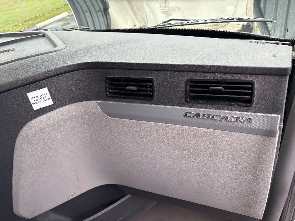 Sleeper Tractor-Heavy Duty Tractors-Freightliner-2020-T12664ST-Middlefield-OH-577,846\n\t\tmiles-$ 55,000 - Image 14