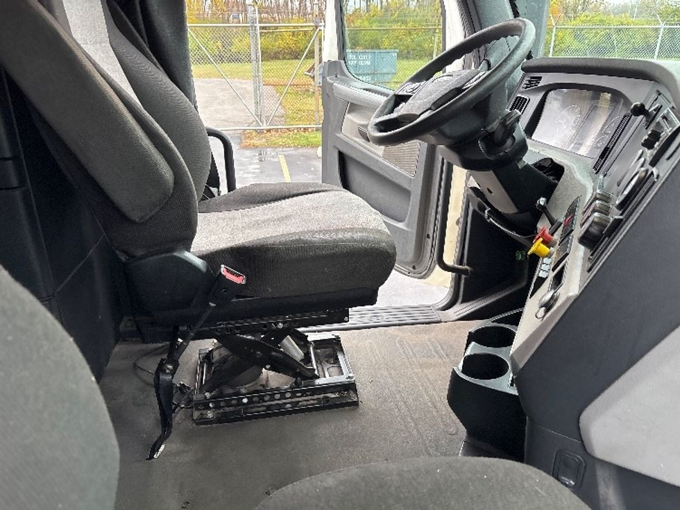 Sleeper Tractor-Heavy Duty Tractors-Freightliner-2020-T12664ST-Middlefield-OH-577,846\n\t\tmiles-$ 55,000 - Image 15