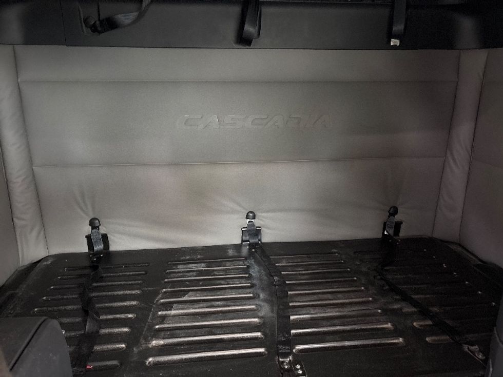 Sleeper Tractor-Heavy Duty Tractors-Freightliner-2020-T12664ST-Middlefield-OH-577,846\n\t\tmiles-$ 55,000 - Image 16