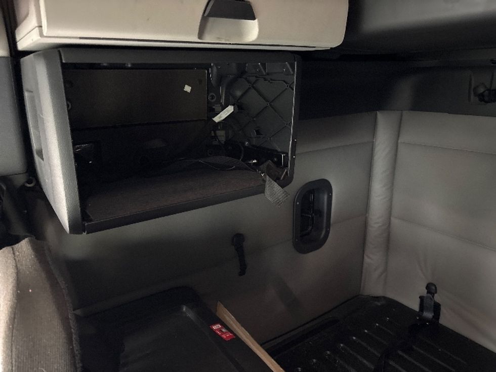 Sleeper Tractor-Heavy Duty Tractors-Freightliner-2020-T12664ST-Middlefield-OH-577,846\n\t\tmiles-$ 55,000 - Image 18