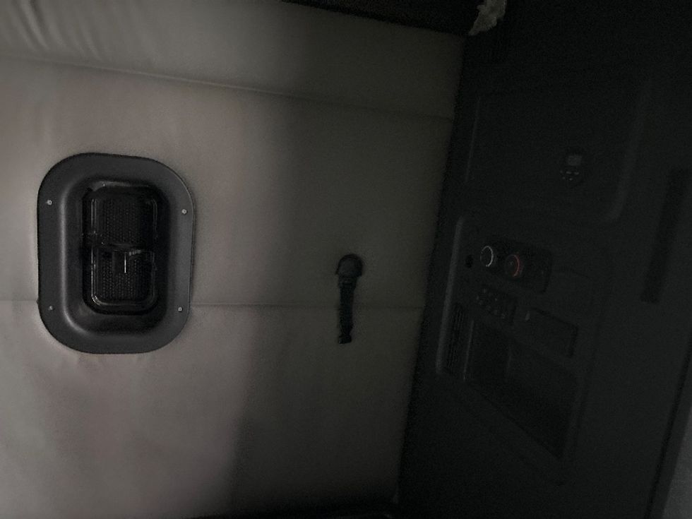 Sleeper Tractor-Heavy Duty Tractors-Freightliner-2020-T12664ST-Middlefield-OH-577,846\n\t\tmiles-$ 55,000 - Image 19