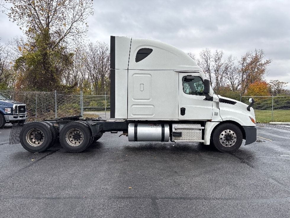 Sleeper Tractor-Heavy Duty Tractors-Freightliner-2020-T12664ST-Middlefield-OH-577,846\n\t\tmiles-$ 55,000 - Image 8